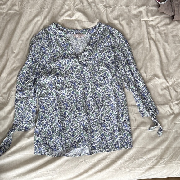 Chic Floral V-Neck Blouse - Picture 1 of 3